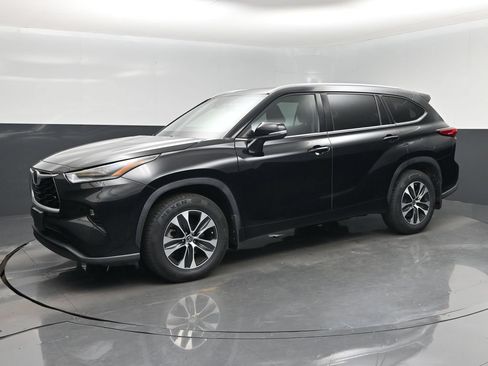 Used 2021 Toyota Highlander XLE AWD/4WD image 9