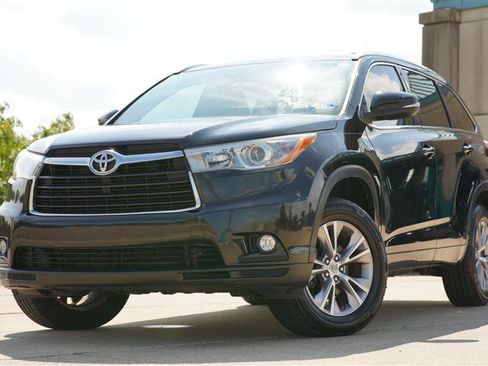 Used 2015 Toyota Highlander XLE FWD image 2