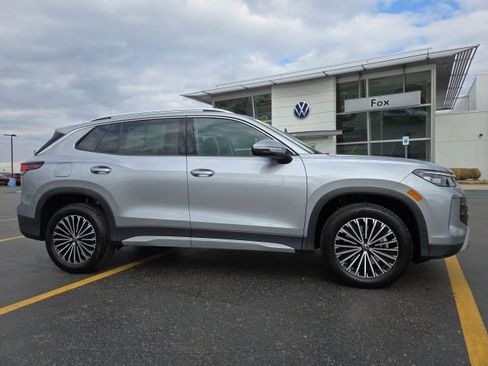 Used 2025 Volkswagen Tiguan S image 1