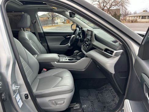 Used 2021 Toyota Highlander XLE image 28