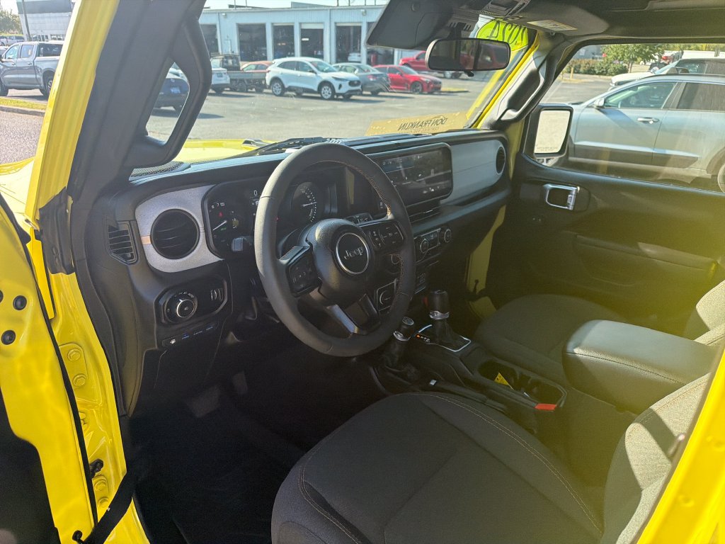 Used 2024 Jeep Wrangler Unlimited AWD/4WD image 16