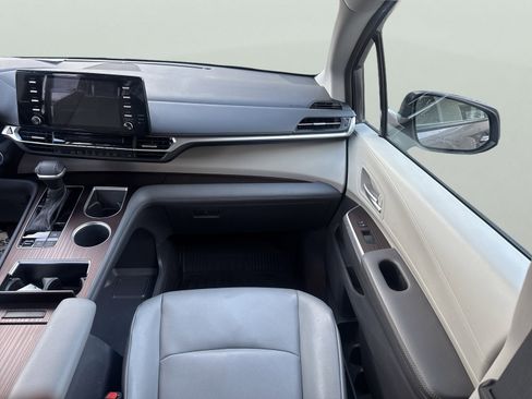 Used 2022 Toyota Sienna XLE image 14