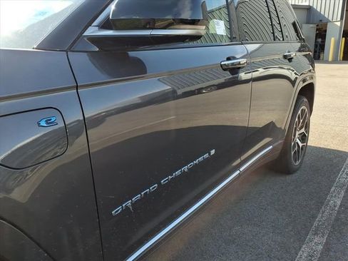 Used 2022 Jeep Grand Cherokee Summit AWD/4WD image 5