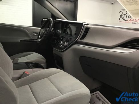 Used 2017 Toyota Sienna LE image 37