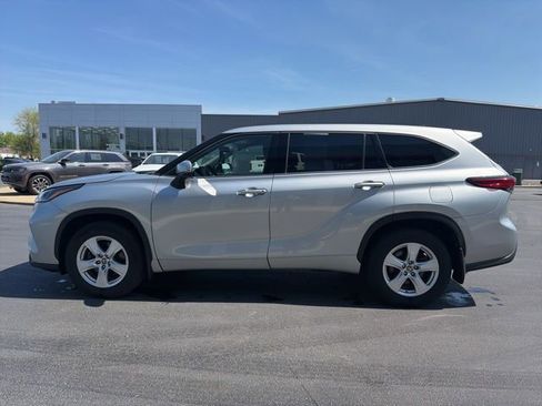 Used 2022 Toyota Highlander LE AWD/4WD image 4