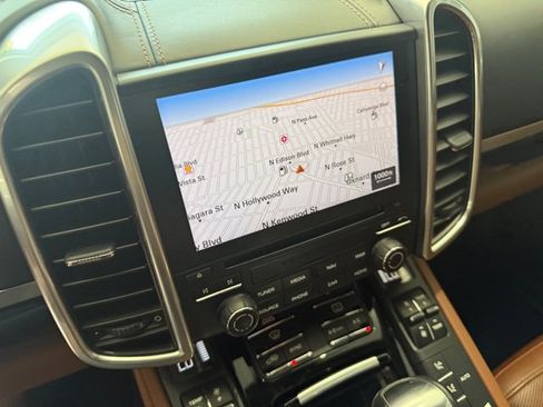 Used 2017 Porsche Cayenne AWD/4WD image 17