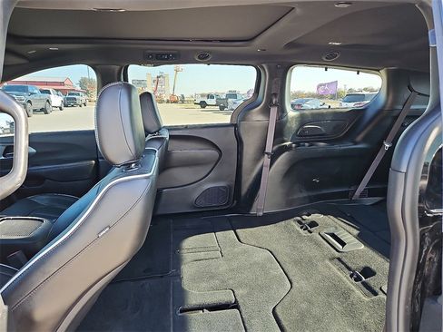 Certified 2024 Chrysler Pacifica Limited w/ S Appearance Package image 17
