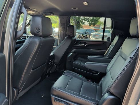Used 2025 GMC Yukon XL Denali AWD/4WD image 25