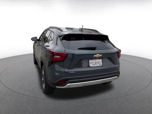 Used 2025 Chevrolet Trax LT w/ LT Convenience Package FWD image 11