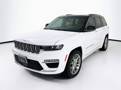 Used 2025 Jeep Grand Cherokee Summit w/ Luxury Tech Group V image 3