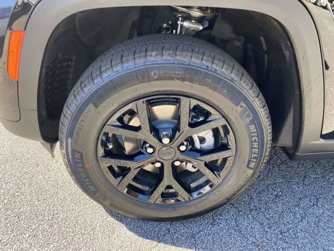 New 2025 Jeep Grand Cherokee Altitude image 24