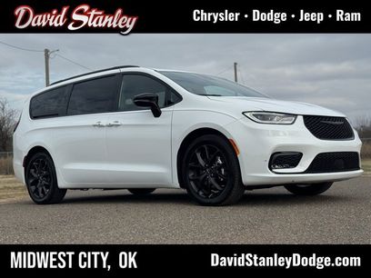 Used 2024 Chrysler Pacifica Touring-L w/ Uconnect Theater Family Group