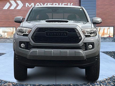 Used 2018 Toyota Tacoma TRD Sport image 2