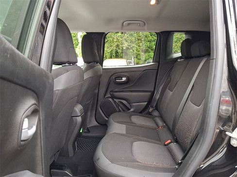 Used 2023 Jeep Renegade Latitude image 10