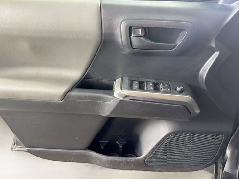 Used 2020 Toyota Tacoma SR5 AWD/4WD image 12