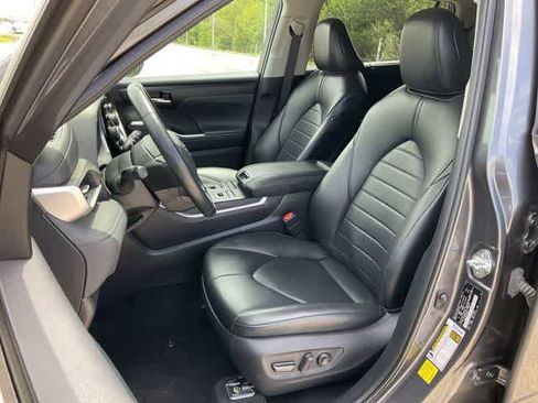 Used 2022 Toyota Highlander XLE AWD/4WD image 12