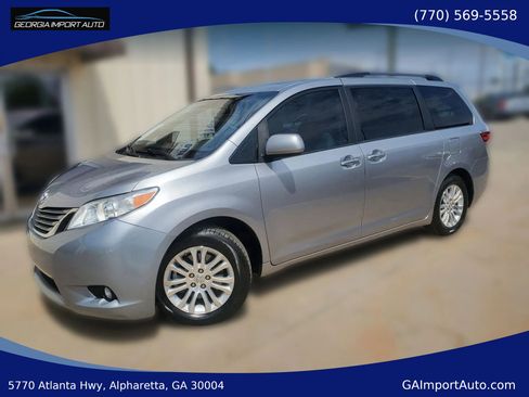Used 2017 Toyota Sienna XLE w/ XLE Navigation Package FWD image 1