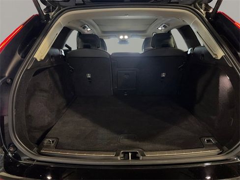 Used 2022 Volvo XC60 B5 Momentum image 25