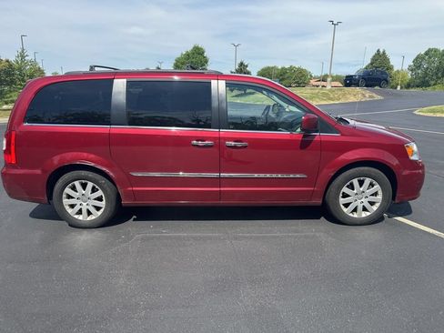 Used 2015 Chrysler Town & Country Touring w/ Driver Convenience Group FWD image 2