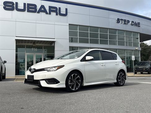 Used 2018 Toyota Corolla iM image 2