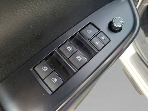 Used 2018 Toyota Highlander Plus AWD/4WD image 16