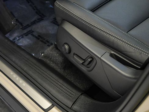 Certified 2025 Volvo XC40 B5 Ultra w/ Climate Package image 24