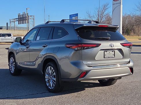 New 2026 Toyota Highlander Platinum image 3
