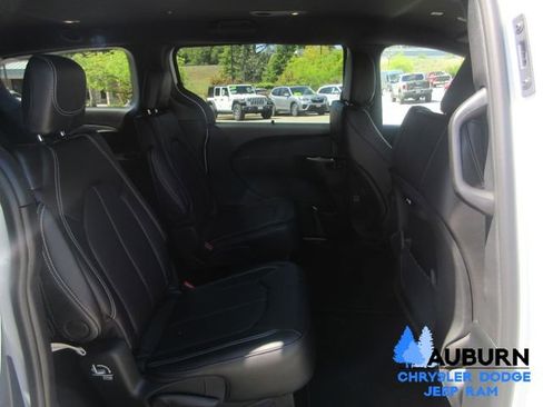 New 2026 Chrysler Pacifica Select image 12