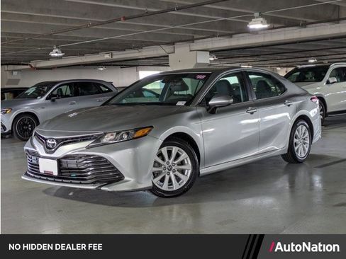 Used 2018 Toyota Camry LE FWD image 1