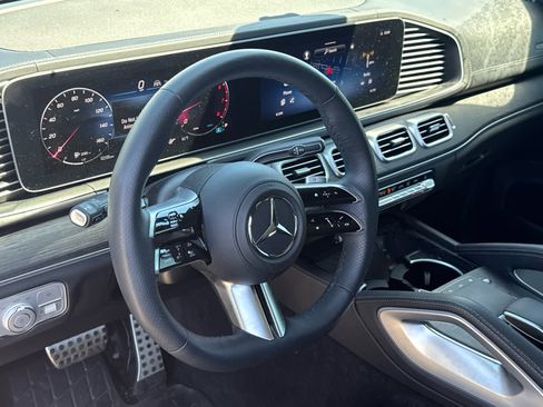 Used 2025 Mercedes-Benz GLS 450 4MATIC image 11