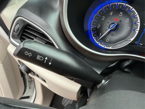 Used 2017 Chrysler Pacifica Touring-L FWD image 29
