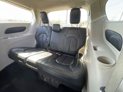 Used 2023 Chrysler Pacifica Touring-L image 43