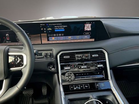 Certified 2025 Nissan Armada Platinum Reserve image 9