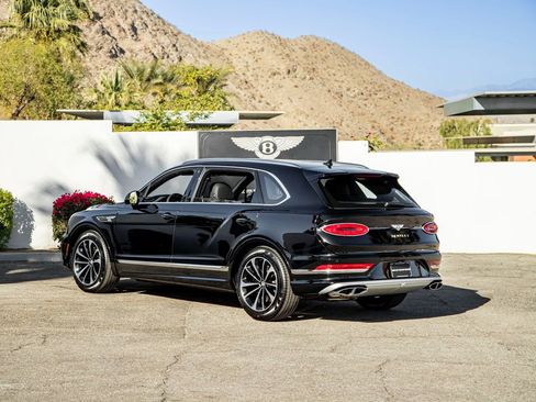 Used 2024 Bentley Bentayga Extended Wheelbase image 3