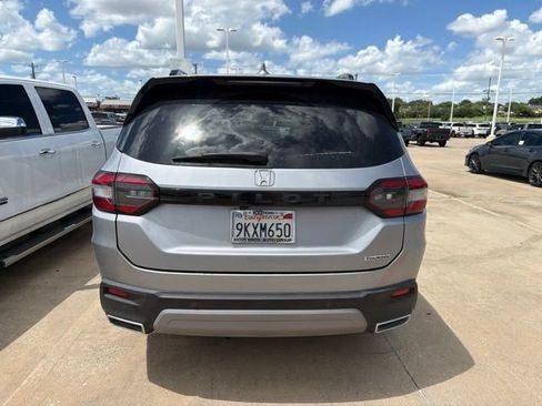 Used 2024 Honda Pilot Touring image 7