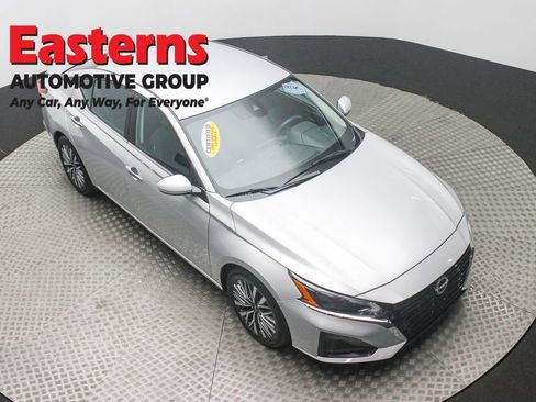 Used 2023 Nissan Altima 2.5 SV image 3