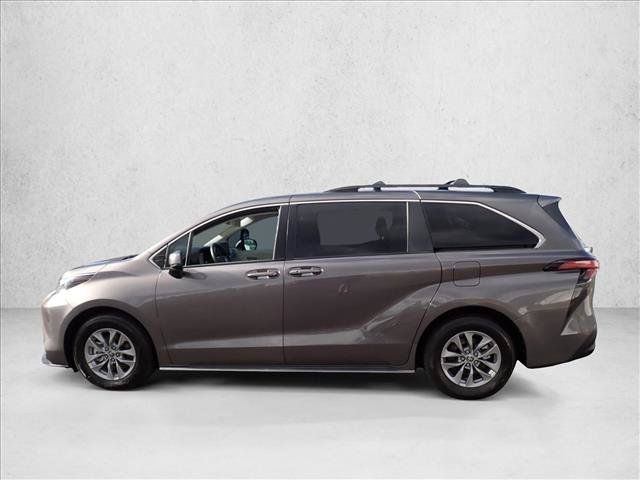 Used 2022 Toyota Sienna LE FWD image 2