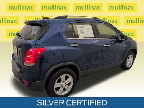 Used 2017 Chevrolet Trax LT w/ LT Convenience Package FWD image 3