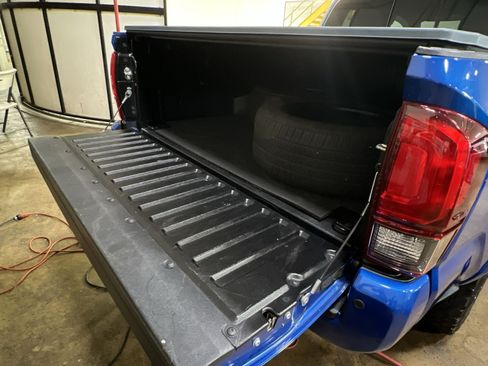 Used 2018 Toyota Tacoma TRD Sport w/ Technology Package AWD/4WD image 28