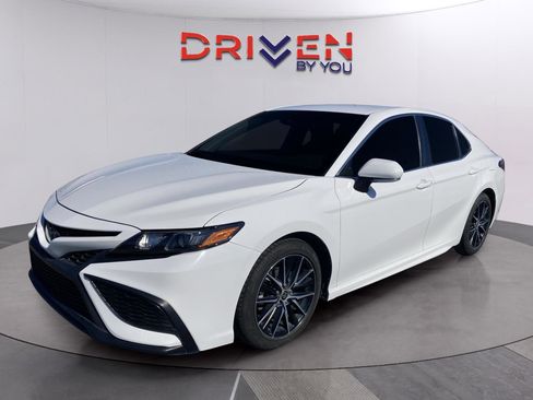 Used 2022 Toyota Camry SE image 2