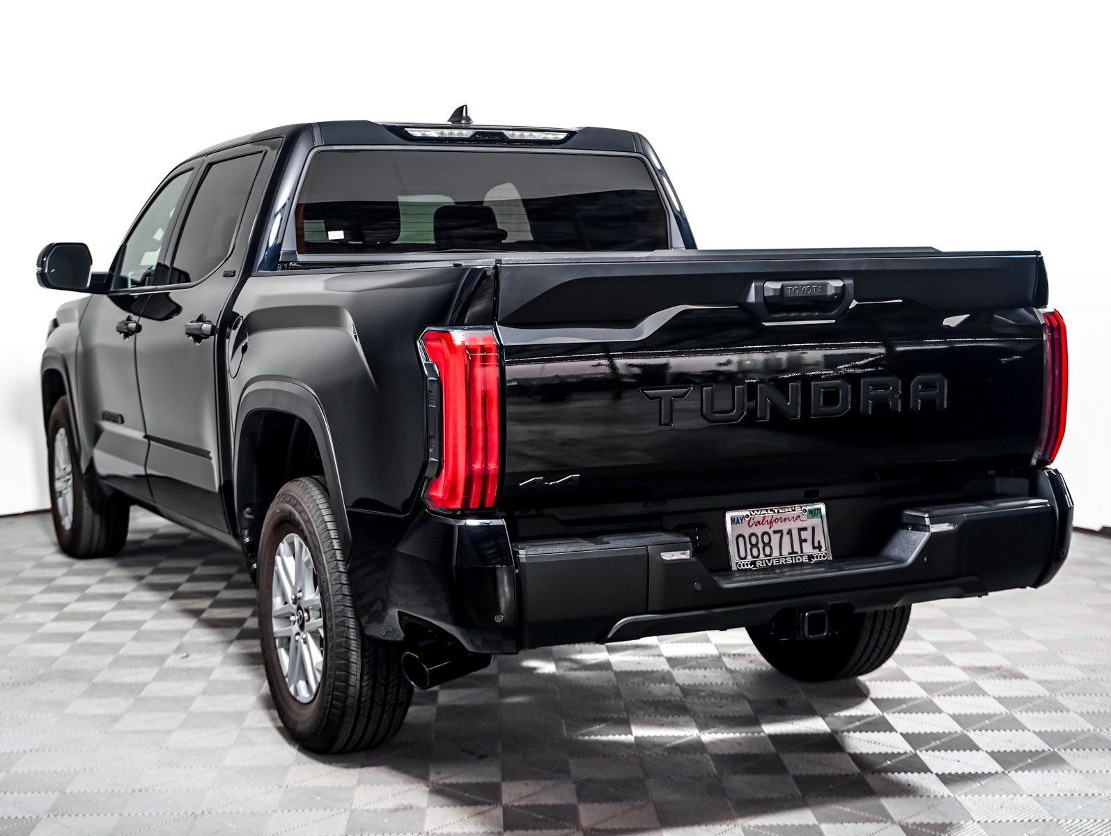 Used 2025 Toyota Tundra SR5 w/ SR5 Convenience Package AWD/4WD image 2