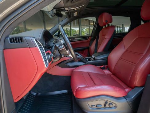 Used 2022 Porsche Cayenne GTS AWD/4WD image 8