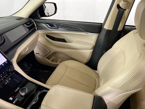 Used 2022 Jeep Grand Cherokee Limited w/ Luxury Tech Group II image 24