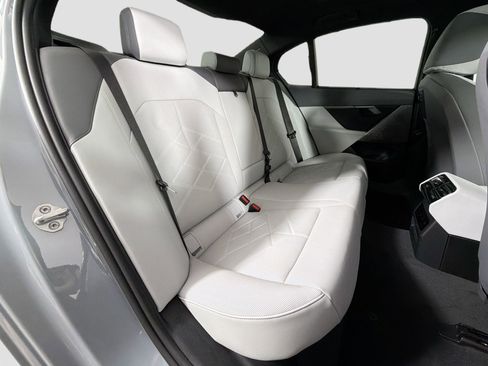 New 2026 BMW 550e xDrive image 28