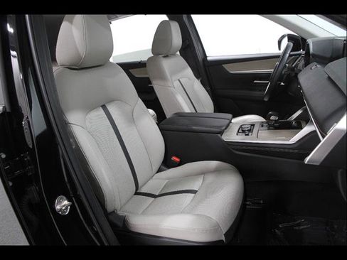 Certified 2025 MAZDA CX-70 3.3 Turbo w/ Preferred Package AWD/4WD image 16