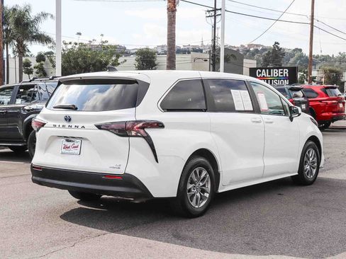 Used 2024 Toyota Sienna LE image 7