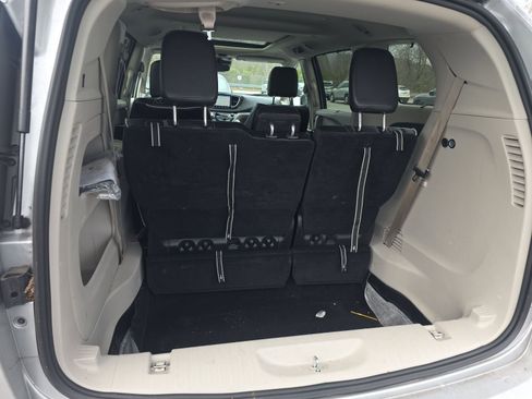 Used 2024 Chrysler Pacifica Limited image 10