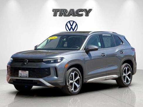 Used 2025 Volkswagen Tiguan SE AWD/4WD image 8