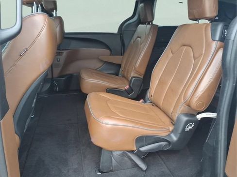Used 2019 Chrysler Pacifica Limited w/ Advanced Safetytec Group FWD image 21