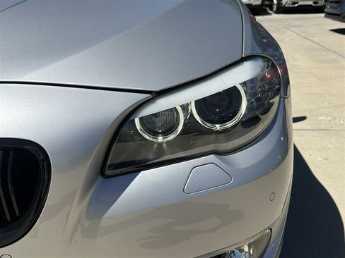 Used 2011 BMW 550i xDrive Sedan AWD/4WD image 31